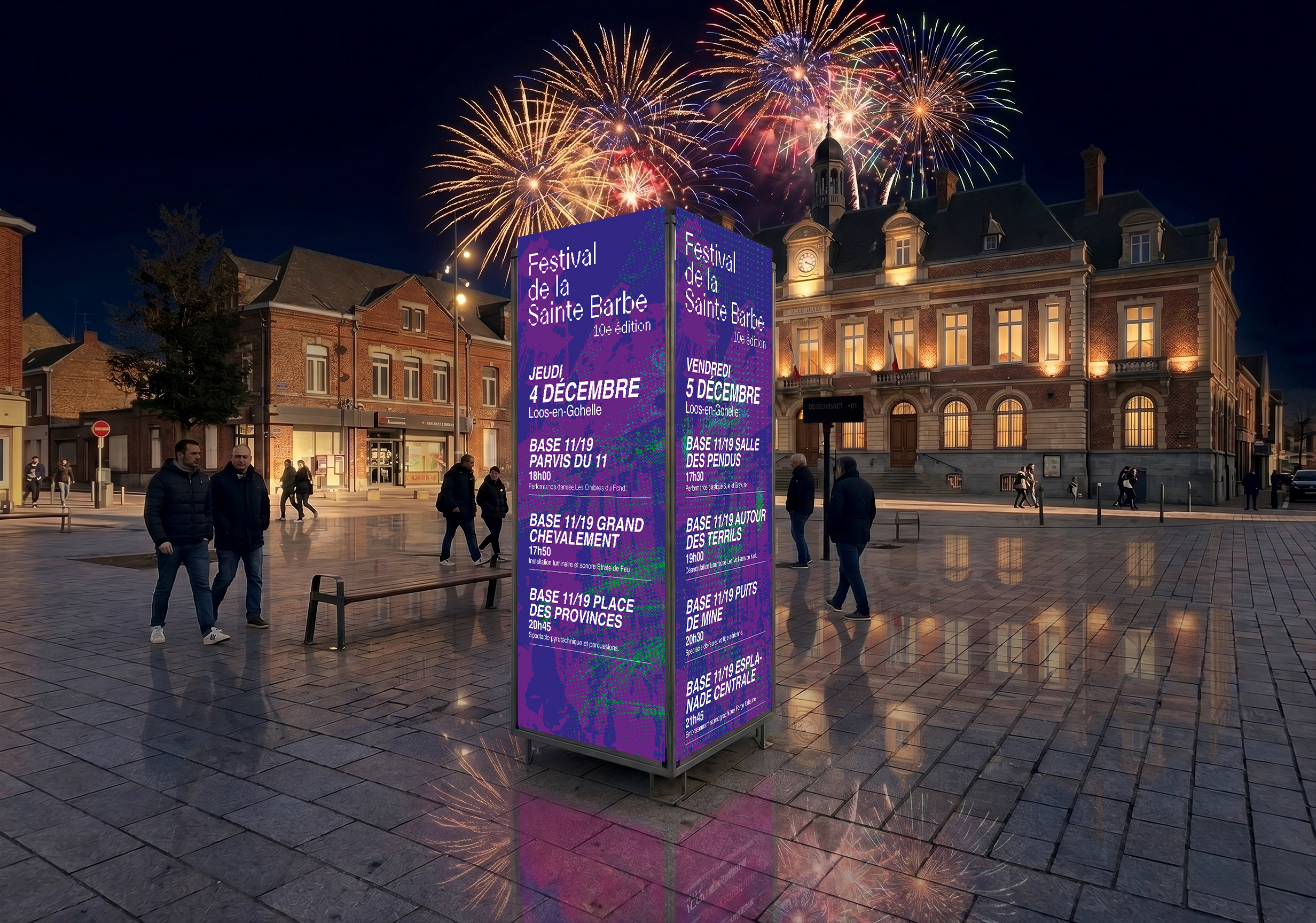 Colonne d'affichage tri-face sur la place, sous un feu d'artifice